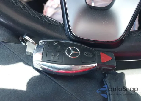 2016 Mercedes-Benz C 300 Luxury/Sport z USA, uszkodzony, nr VIN 55SWF4JB2GU157152